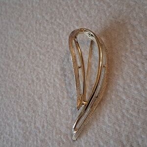 Vintage Sarah Coventry goldtone MCM broach/pin